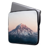 SCHNEE ÜBERDECKTE BERGE WÄHREND DES TAGES LAPTOPSCHUTZHÜLLE (Vorderseite Links)