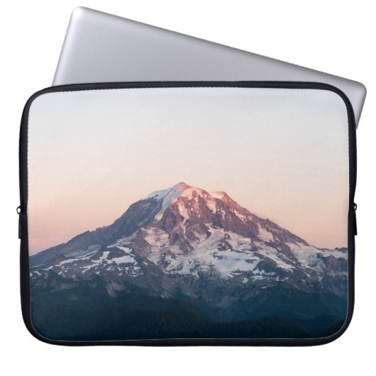 SCHNEE ÜBERDECKTE BERGE WÄHREND DES TAGES LAPTOPSCHUTZHÜLLE (Vorderseite)
