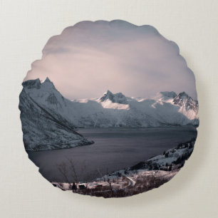 SCHNEE ÜBERDECKTE BERGE WÄHREND DES TAGES RUNDES KISSEN