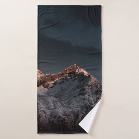 SCHNEE ÜBERDECKTER BERG UNTER BLAUEM HIMMEL BADEHANDTUCH (Badehandtuch)