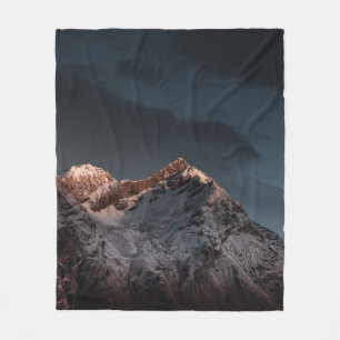 SCHNEE ÜBERDECKTER BERG UNTER BLAUEM HIMMEL FLEECEDECKE