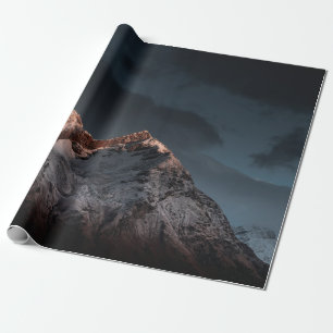 SCHNEE ÜBERDECKTER BERG UNTER BLAUEM HIMMEL GESCHENKPAPIER