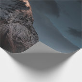 SCHNEE ÜBERDECKTER BERG UNTER BLAUEM HIMMEL GESCHENKPAPIER (Ecke)