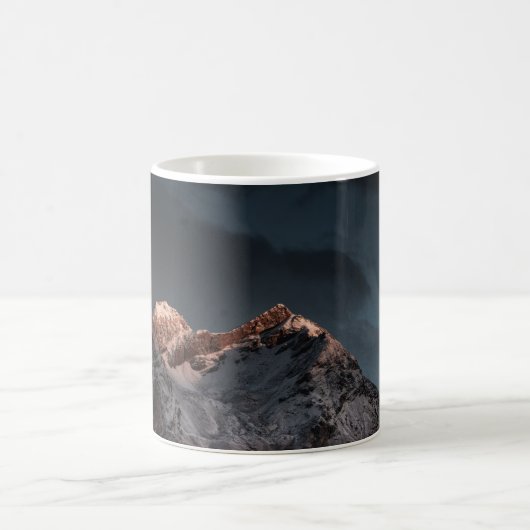 SCHNEE ÜBERDECKTER BERG UNTER BLAUEM HIMMEL KAFFEETASSE (Mittel)