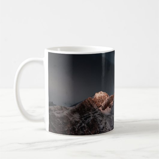 SCHNEE ÜBERDECKTER BERG UNTER BLAUEM HIMMEL KAFFEETASSE (Links)
