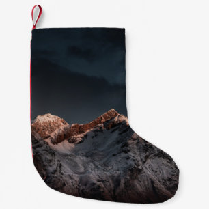 SCHNEE ÜBERDECKTER BERG UNTER BLAUEM HIMMEL KLEINER WEIHNACHTSSTRUMPF
