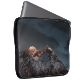 SCHNEE ÜBERDECKTER BERG UNTER BLAUEM HIMMEL LAPTOPSCHUTZHÜLLE (Vorne Rechts)