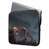 SCHNEE ÜBERDECKTER BERG UNTER BLAUEM HIMMEL LAPTOPSCHUTZHÜLLE (Vorderseite Links)