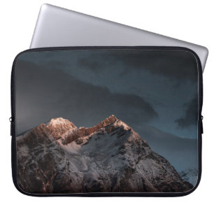SCHNEE ÜBERDECKTER BERG UNTER BLAUEM HIMMEL LAPTOPSCHUTZHÜLLE
