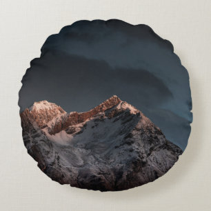 SCHNEE ÜBERDECKTER BERG UNTER BLAUEM HIMMEL RUNDES KISSEN