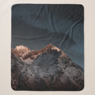 SCHNEE ÜBERDECKTER BERG UNTER BLAUEM HIMMEL SHERPADECKE
