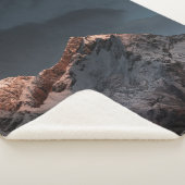 SCHNEE ÜBERDECKTER BERG UNTER BLAUEM HIMMEL SHERPADECKE (3/4)