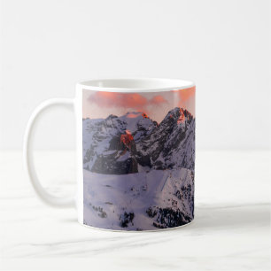 SCHNEE ÜBERDECKTER BERG UNTER SCHLAUBERHEIT AM TA KAFFEETASSE