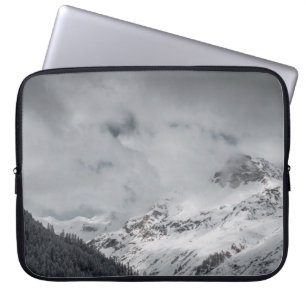 SCHNEE ÜBERDECKTER BERG UNTER SCHLAUBERHEIT AM TA LAPTOPSCHUTZHÜLLE