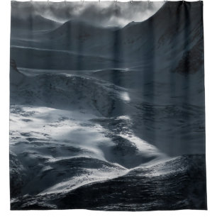 SCHNEE ÜBERDECKTER BERG UNTER SCHLAUBERHEIT AM TAG DUSCHVORHANG