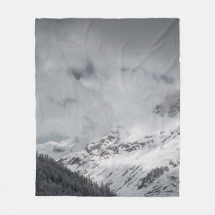 SCHNEE ÜBERDECKTER BERG UNTER SCHLAUBERHEIT AM TAG FLEECEDECKE