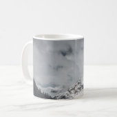 SCHNEE ÜBERDECKTER BERG UNTER SCHLAUBERHEIT AM TAG KAFFEETASSE (Vorderseite Links)