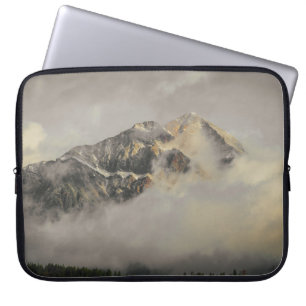 SCHNEE ÜBERDECKTER BERG UNTER SCHLAUBERHEIT AM TAG LAPTOPSCHUTZHÜLLE