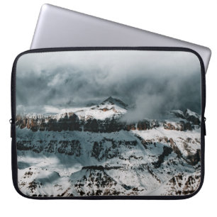 SCHNEE ÜBERDECKTER BERG UNTER SCHLAUBERHEIT AM TAG LAPTOPSCHUTZHÜLLE