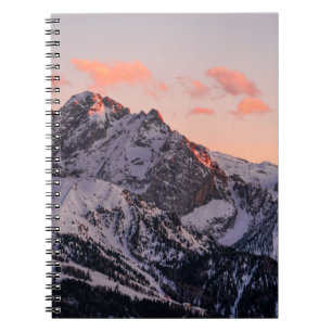 SCHNEE ÜBERDECKTER BERG UNTER SCHLAUBERHEIT AM TAG NOTIZBLOCK