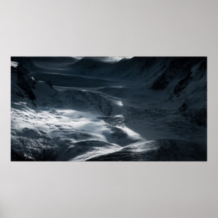 SCHNEE ÜBERDECKTER BERG UNTER SCHLAUBERHEIT AM TAG POSTER