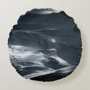 SCHNEE ÜBERDECKTER BERG UNTER SCHLAUBERHEIT AM TAG RUNDES KISSEN