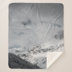 SCHNEE ÜBERDECKTER BERG UNTER SCHLAUBERHEIT AM TAG SHERPADECKE