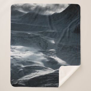 SCHNEE ÜBERDECKTER BERG UNTER SCHLAUBERHEIT AM TAG SHERPADECKE