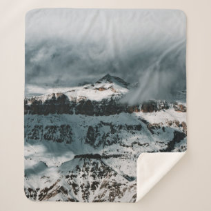 SCHNEE ÜBERDECKTER BERG UNTER SCHLAUBERHEIT AM TAG SHERPADECKE