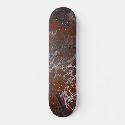 Schnee umfaßte Baumaste gegen Red Storm-Himmel Skateboard (Vorderseite)