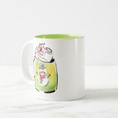 Schnee und Kakao-Tasse Zweifarbige Tasse (Vorderseite Links)