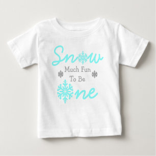 Schnee viel Spaß als ein Baby T-shirt