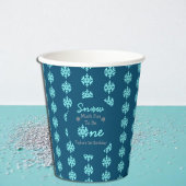 Schnee viel Spaß als ein Pappbecher