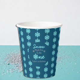 Schnee viel Spaß als ein Pappbecher