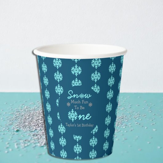 Schnee viel Spaß als ein Pappbecher