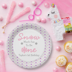 Schnee viel Spaß als ein Pappteller