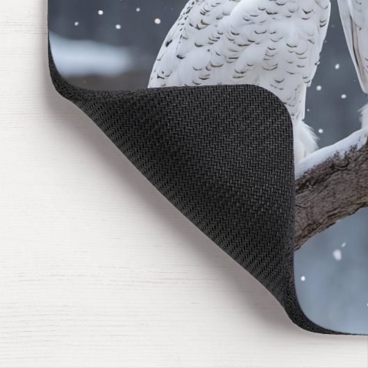 Schneeaugen auf Baumzweig Mousepad (Ecke)