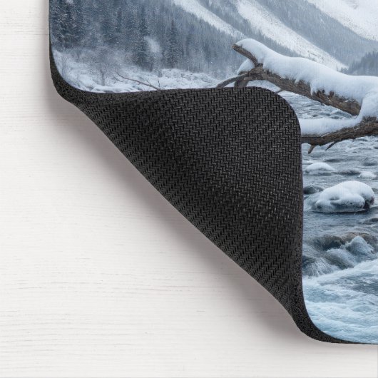 Schneeauschale auf einem Winterbaumzweig Mousepad (Ecke)