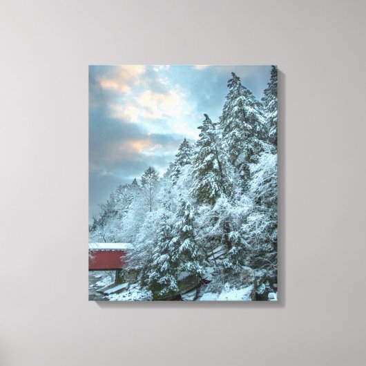 Schneebaume über die Landschaft der Covered Bridge Leinwanddruck (Vorderseite)