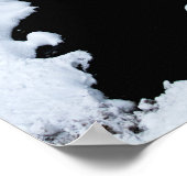 Schneebecken und Bäume verschwinden im Nebel Poster (Ecke)