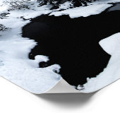 Schneebecken und Bäume verschwinden im Nebel Poster (Ecke)