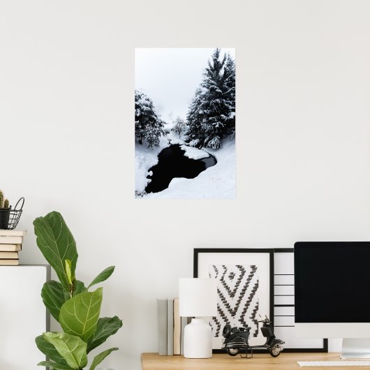 Schneebecken und Bäume verschwinden im Nebel Poster (Heimbüro)