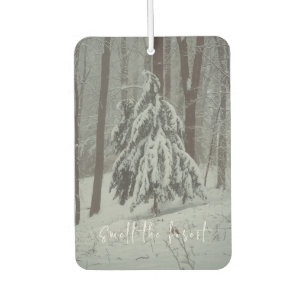 Schneebedeckte Bäume im scheußlichen Winterwald Autolufterfrischer