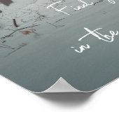 Schneebedeckte Bäume im scheußlichen Winterwald Poster (Ecke)