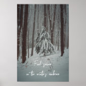 Schneebedeckte Bäume im scheußlichen Winterwald Poster (Vorne)