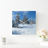 Schneebedeckte Bäume, schöne Winterlandschaft Quadratische Wanduhr (Zuhause)