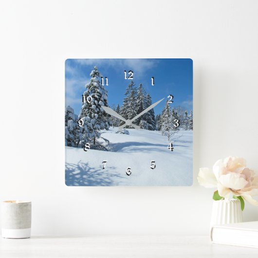 Schneebedeckte Bäume, schöne Winterlandschaft Quadratische Wanduhr (Zuhause)