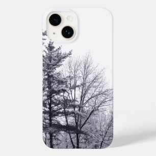 Schneebedeckte Bäume: Vertikal Case-Mate iPhone 14 Hülle