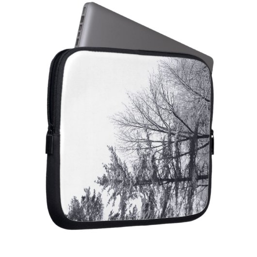 Schneebedeckte Bäume: Vertikal Laptopschutzhülle (Vorne Rechts)
