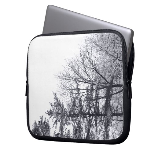 Schneebedeckte Bäume: Vertikal Laptopschutzhülle (Vorderseite Links)